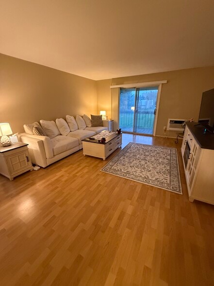 Building Photo - 807 Eves Dr