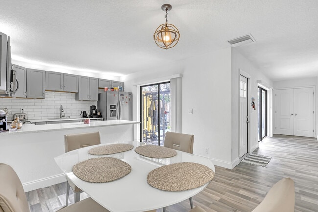 Building Photo - 712 Springdale Cir