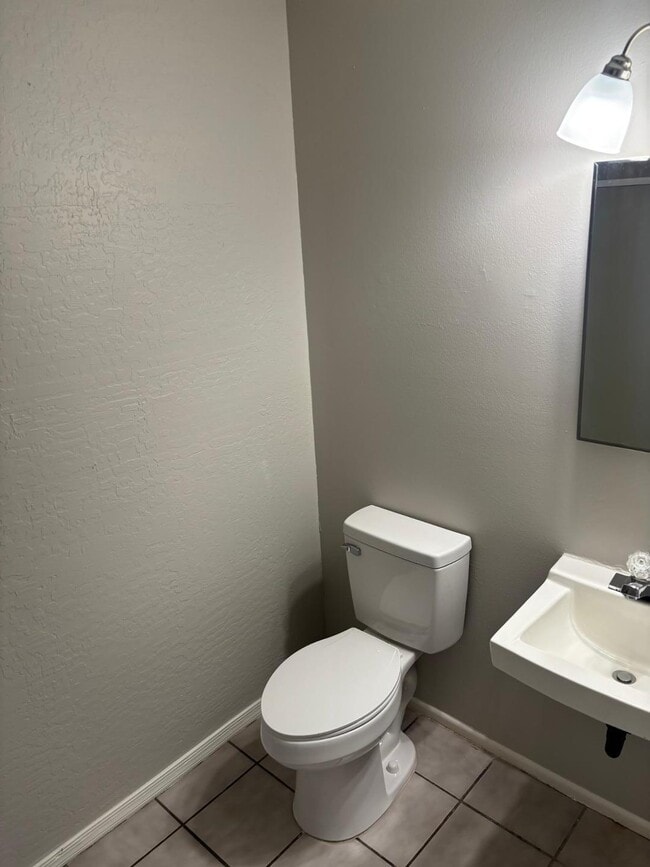 Building Photo - 2033 S Forest Ave