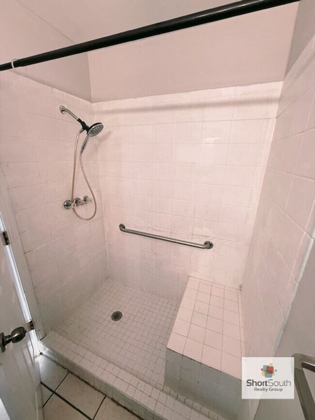 Building Photo - Lansing 4 bed 2 bath single family home with fenced in back yard.