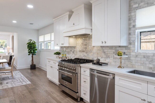 Building Photo - 2501 Briarhurst Dr