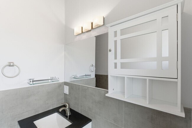 Building Photo - 903 Pine St