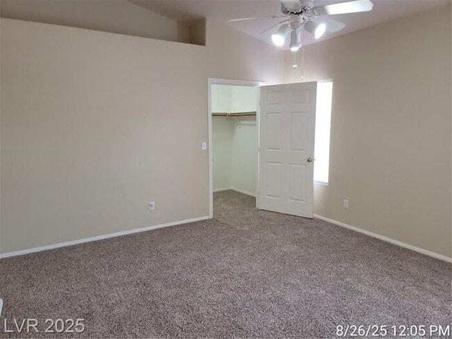 Building Photo - Bright Upstairs Unit with Vaulted Ceilings...