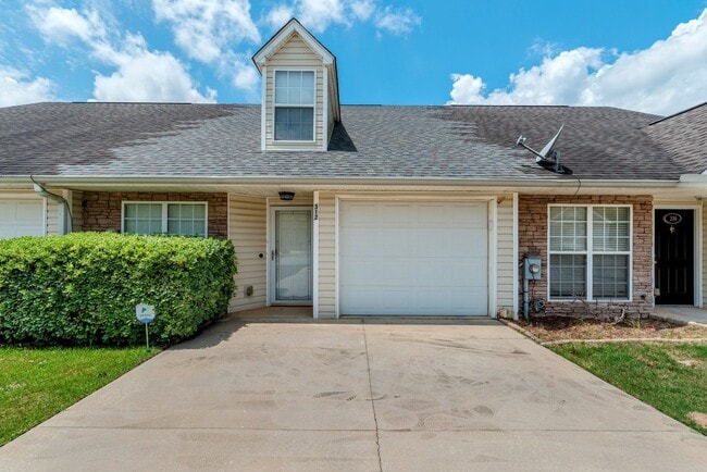 Primary Photo - $1750 - Updated 3 bed/3 bath house conveniently located near Doctor's Hospital!