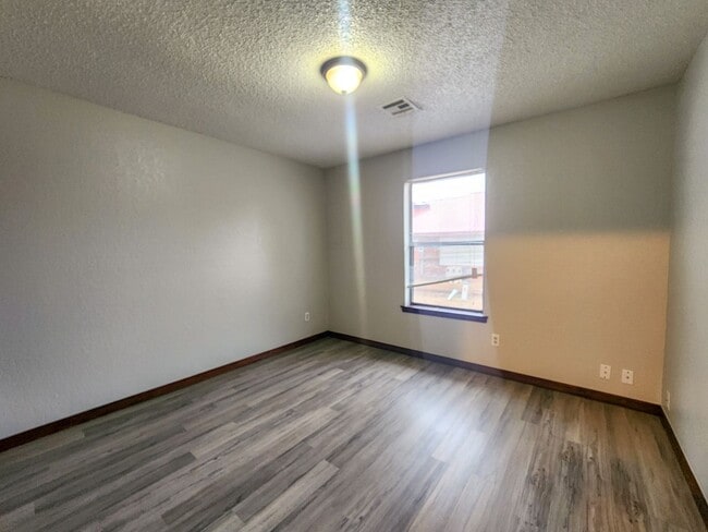 Building Photo - 4104 N Market Ave