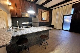 Building Photo - Gorgeous Garden Level 1-Bed with Laundry in Unit