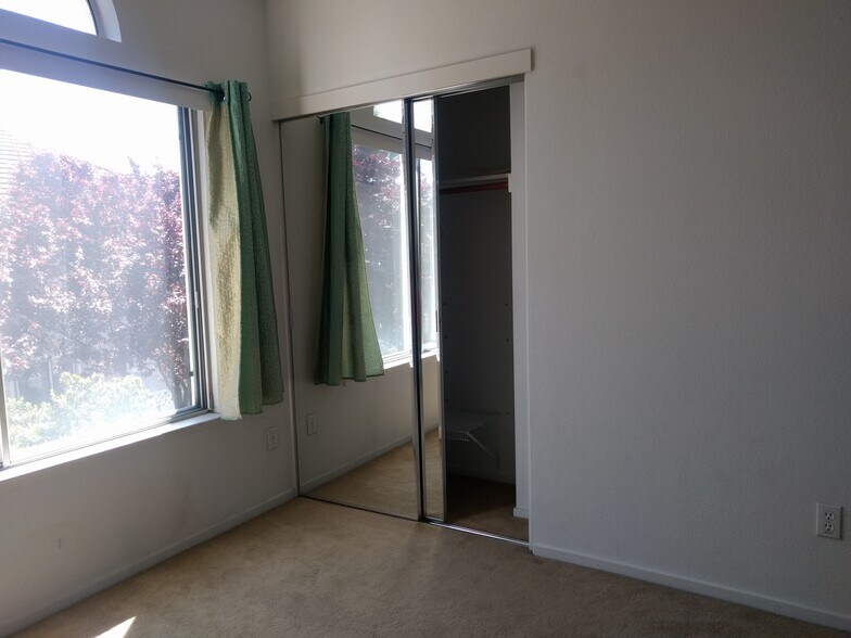 Building Photo - 5674 Impatiens Cmn