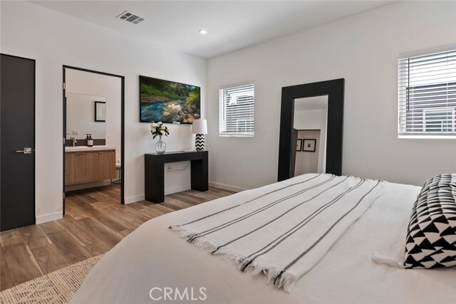 Building Photo - 13536 Vanowen St