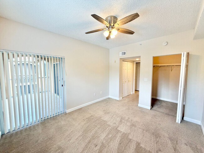 Building Photo - ** NAPOLI ** 2 BED / 1 BATH - CONDO - GREA...