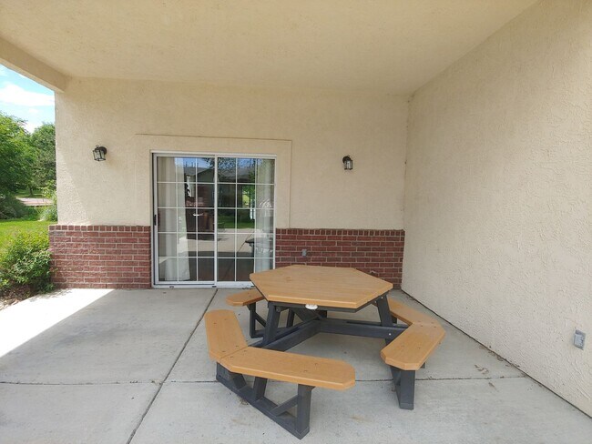 Building Photo - 1 MONTH FREE! Spacious & Light Filled 2-Be...