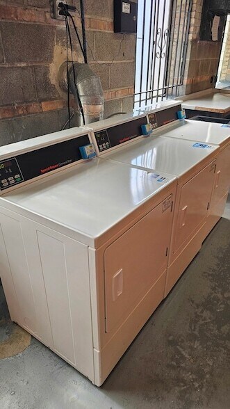 Building Photo - 2025 W Granville Ave