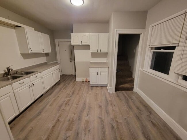 Building Photo - Beautifully updated large spacious home.  ...