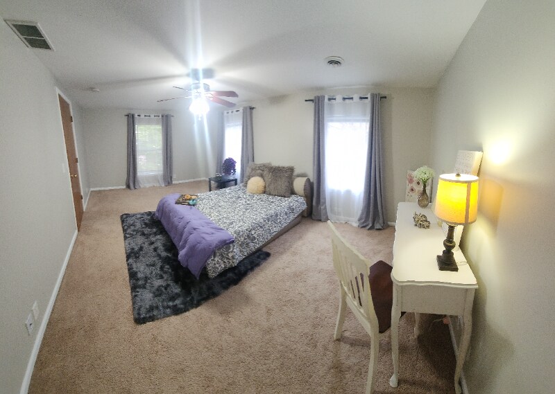 Primary Photo - 726 Michigan St