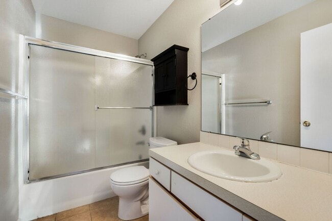 Building Photo - Updated 5 Bed 2 Bath House Near Old Town!