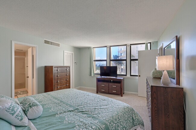 Building Photo - 2800 N Ocean Dr