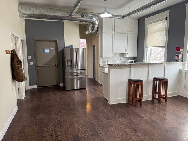 Building Photo - 647 York Ave