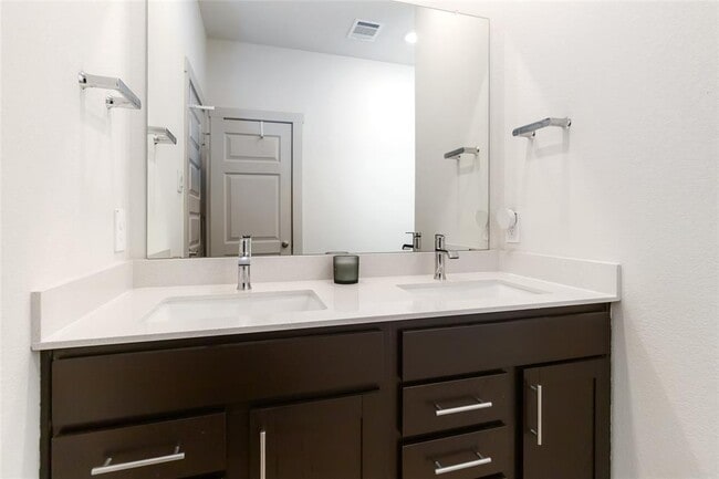 Building Photo - 105 New Hvn St