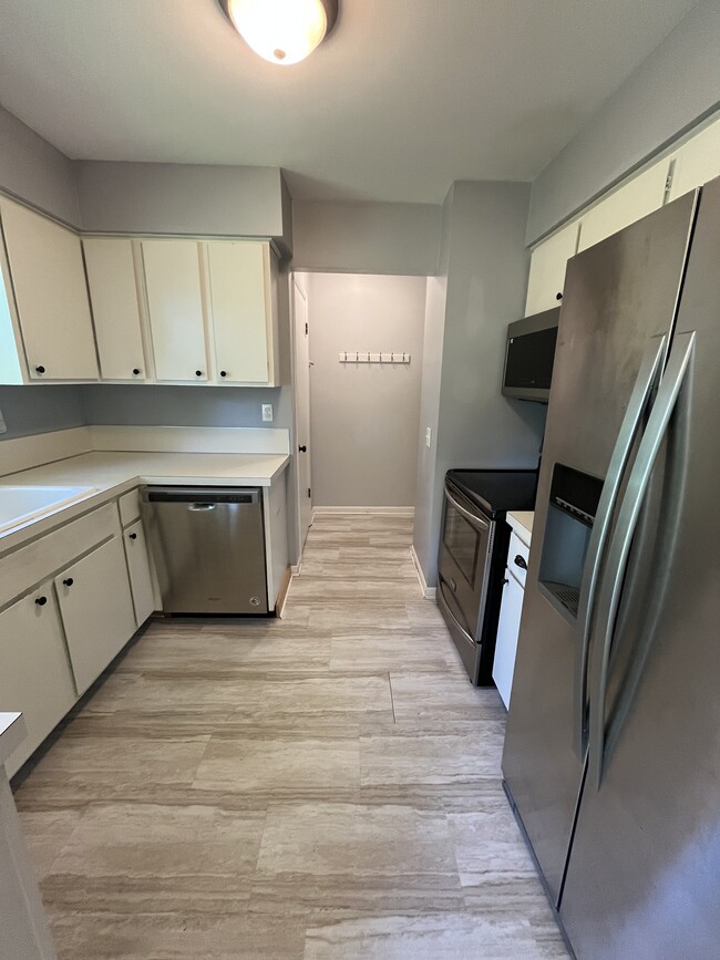 Building Photo - 275 Oak St