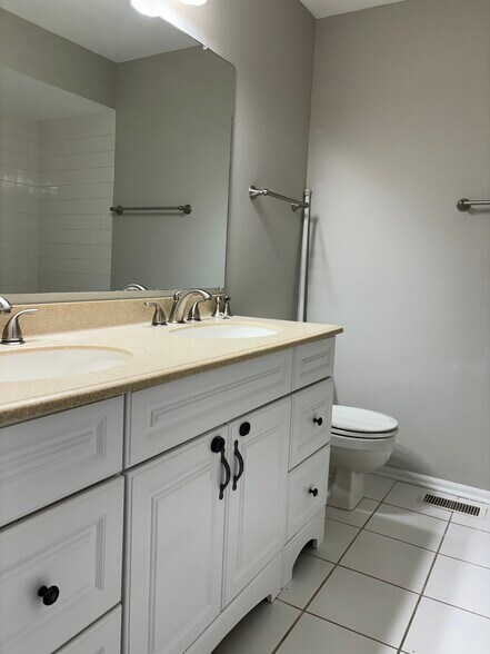 Building Photo - 1667 Hinterlong Ln