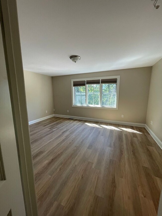 Building Photo - 12 Dame St