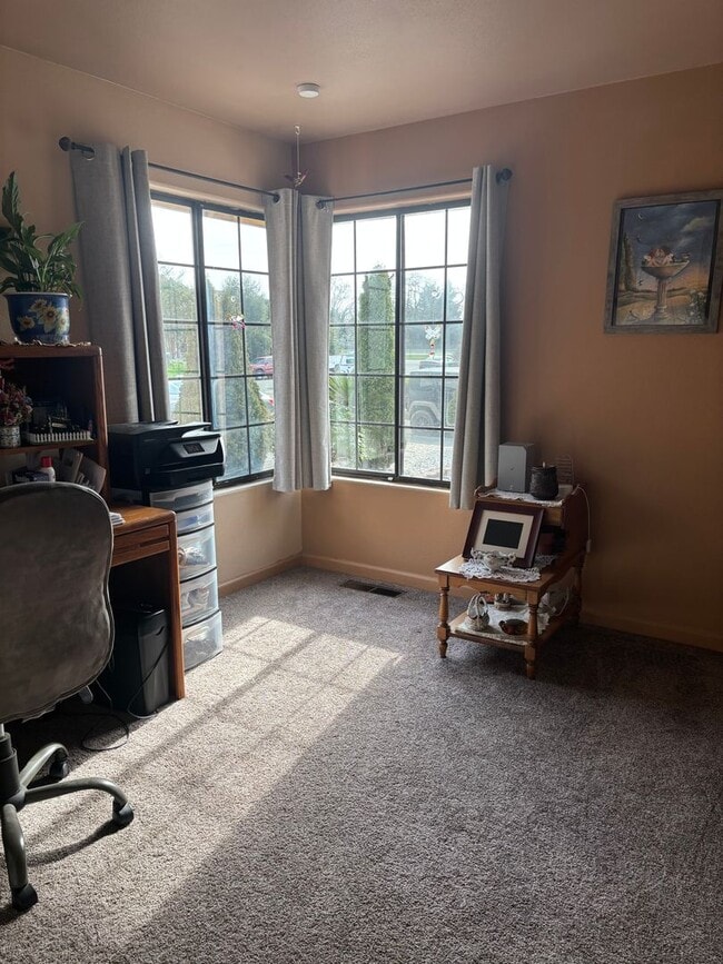 Building Photo - Unfurnished 3 bedroom 2 bath Home