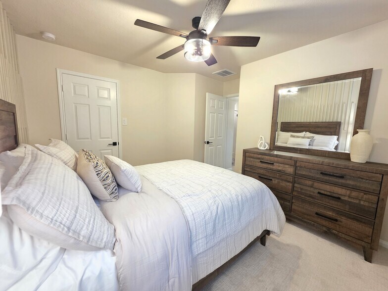 Building Photo - 15434 Kaston Dr