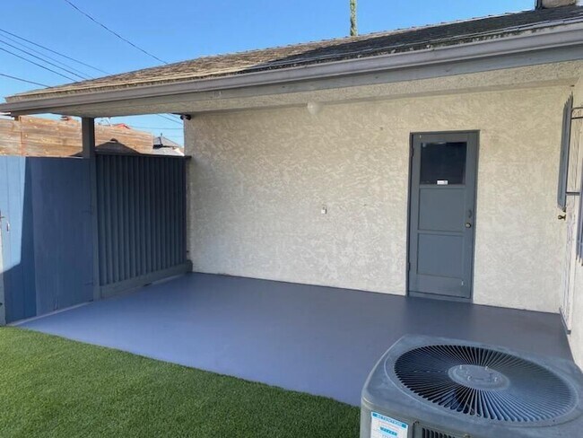 Building Photo - 333 W 33rd St