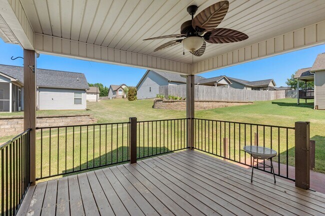 Building Photo - Lovely, Single Level, 3 Bedroom 2 Bath Home