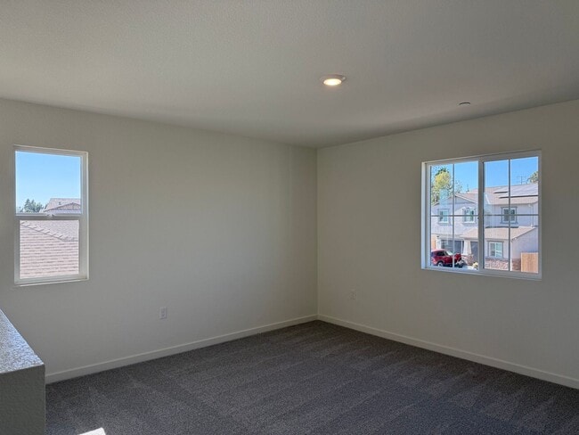 Building Photo - 2025 New Build! 5 bed 3 bath
