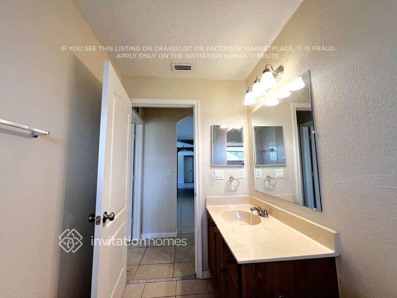 Building Photo - 1070 SW Aurelia Ave