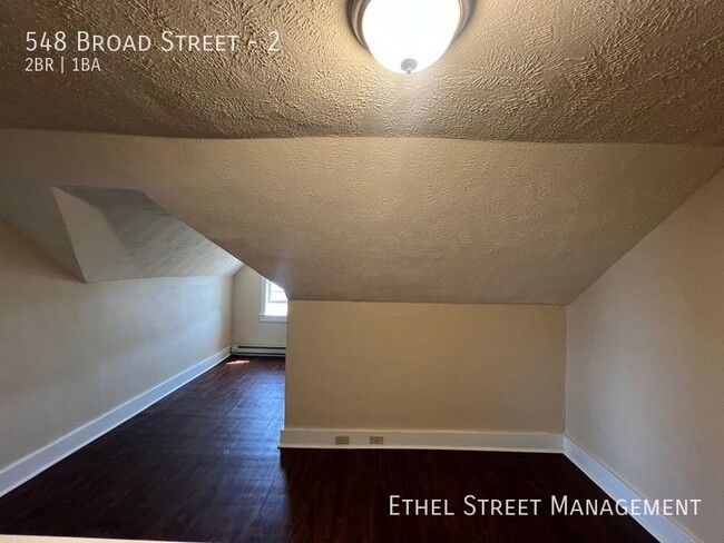 Building Photo - Newly-Updated Two Bedroom Apartment in Naz...