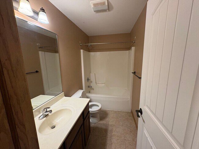Building Photo - 2-bedroom, 2-bath Duplex in Champaign, IL