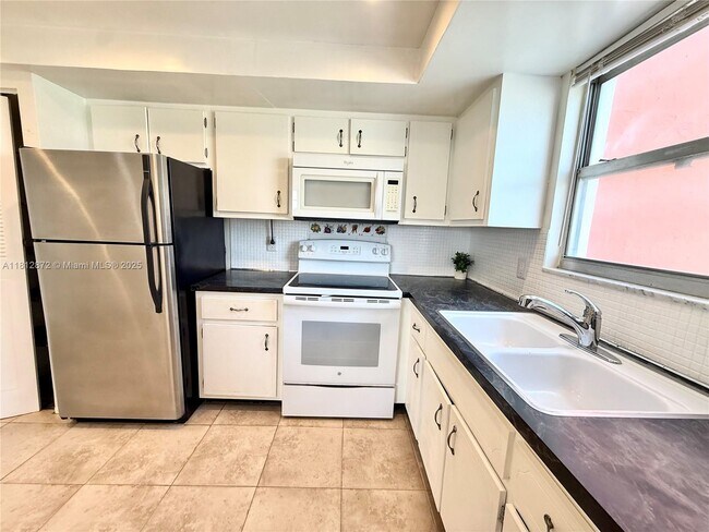 Building Photo - 1351 NE Miami Gardens Dr