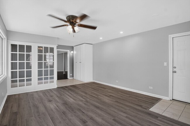 Building Photo - Spacious Stunning 3 BR House in Mount Prospect W/ Office/Playroom on Corner Lot