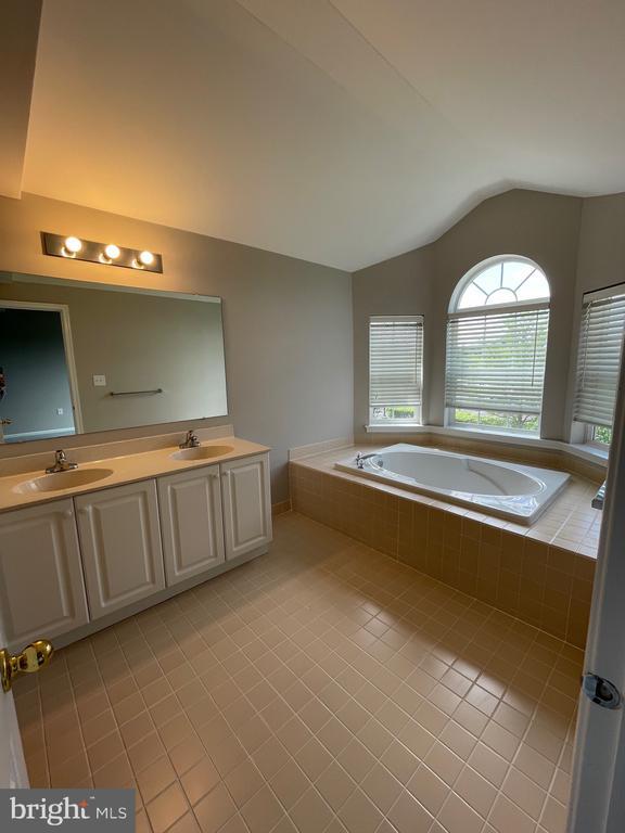 Building Photo - 601 Fawn Cir