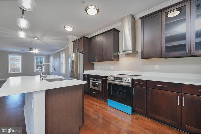 Building Photo - 412 Woodcrest Dr SE