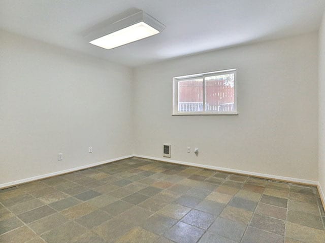 Building Photo - Spacious and Light Lake Oswego Home