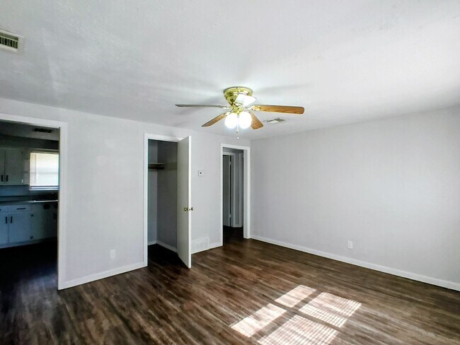 Building Photo - Epperly Heights School- *PROMO FIRST FULL MONTH FREE!