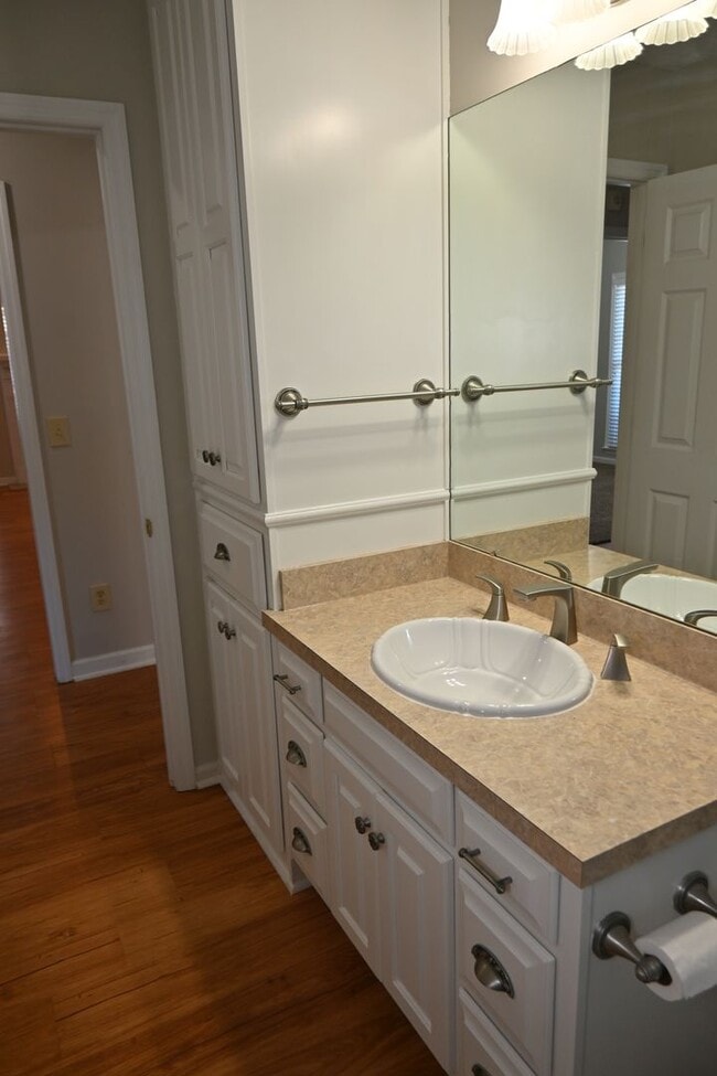 Building Photo - NE-Columbus-3 Bedrooms & 2 full Baths-Move-In Ready