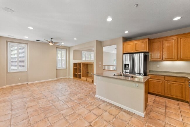 Building Photo - PARKSIDE LUXURY LIVING!