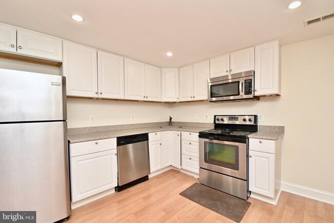 Building Photo - 620 9th St NE