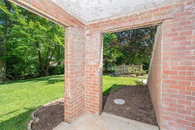 Building Photo - Luxurious Spacious and Bright , Gorgeous P...