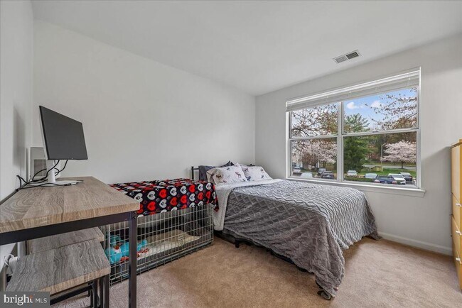 Building Photo - 10010 Vanderbilt Cir