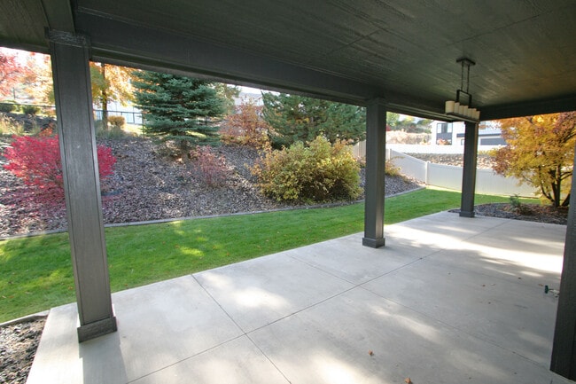 Building Photo - 713 W Willapa Ave