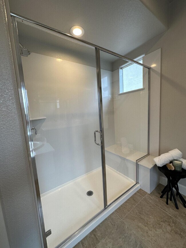 Building Photo - Gorgeous like new 4 bedroom 3 bath home located in Promontory