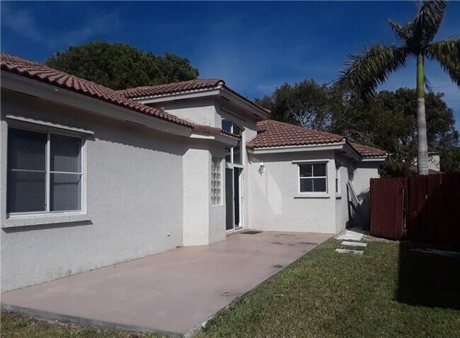 Building Photo - 533 NW 47th Ave