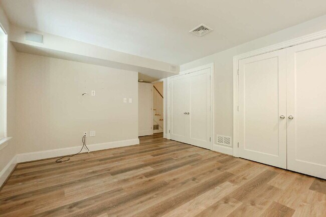 Building Photo - Updated 2-Bedroom Duplex Close to It All -...
