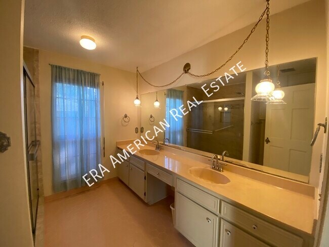 Building Photo - 925 Holbrook Cir