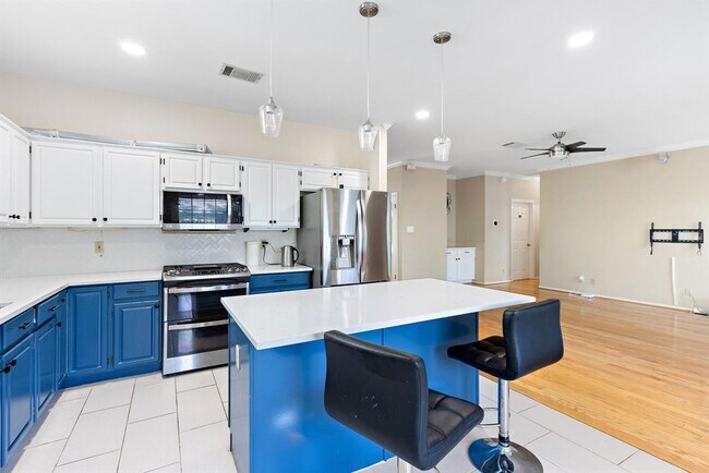 Building Photo - 2414 Mockingbird Dr
