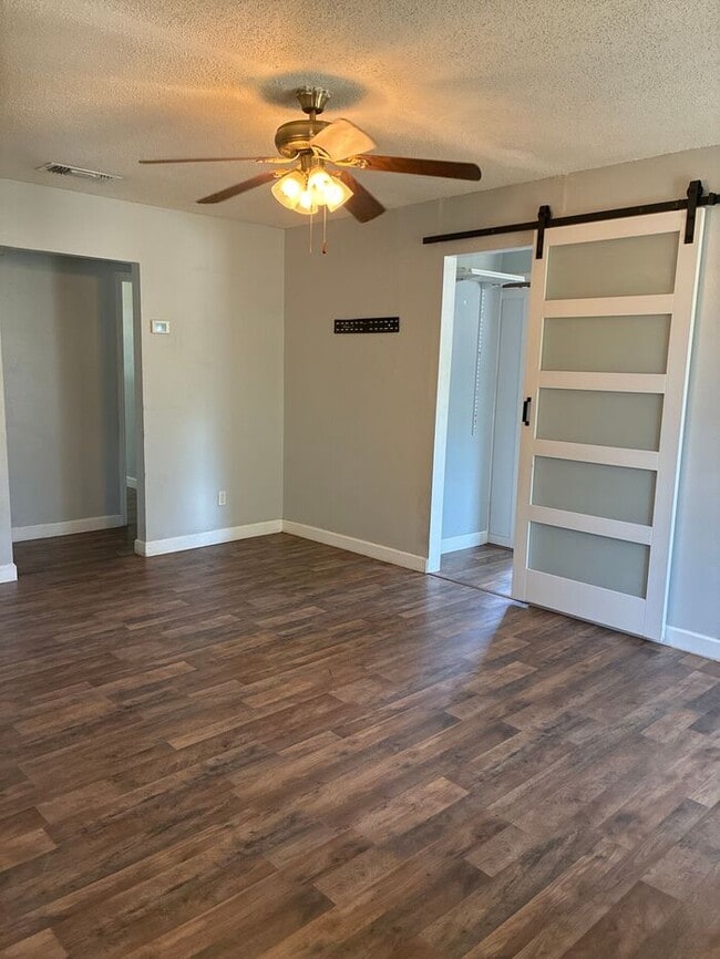 Building Photo - Beautiful 4BR 2BA Home w/ Fenced Yard + Garage Parking in Converse